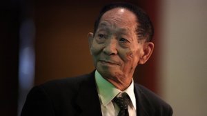 89岁的袁隆平，在杂交水稻公司当起了董事长